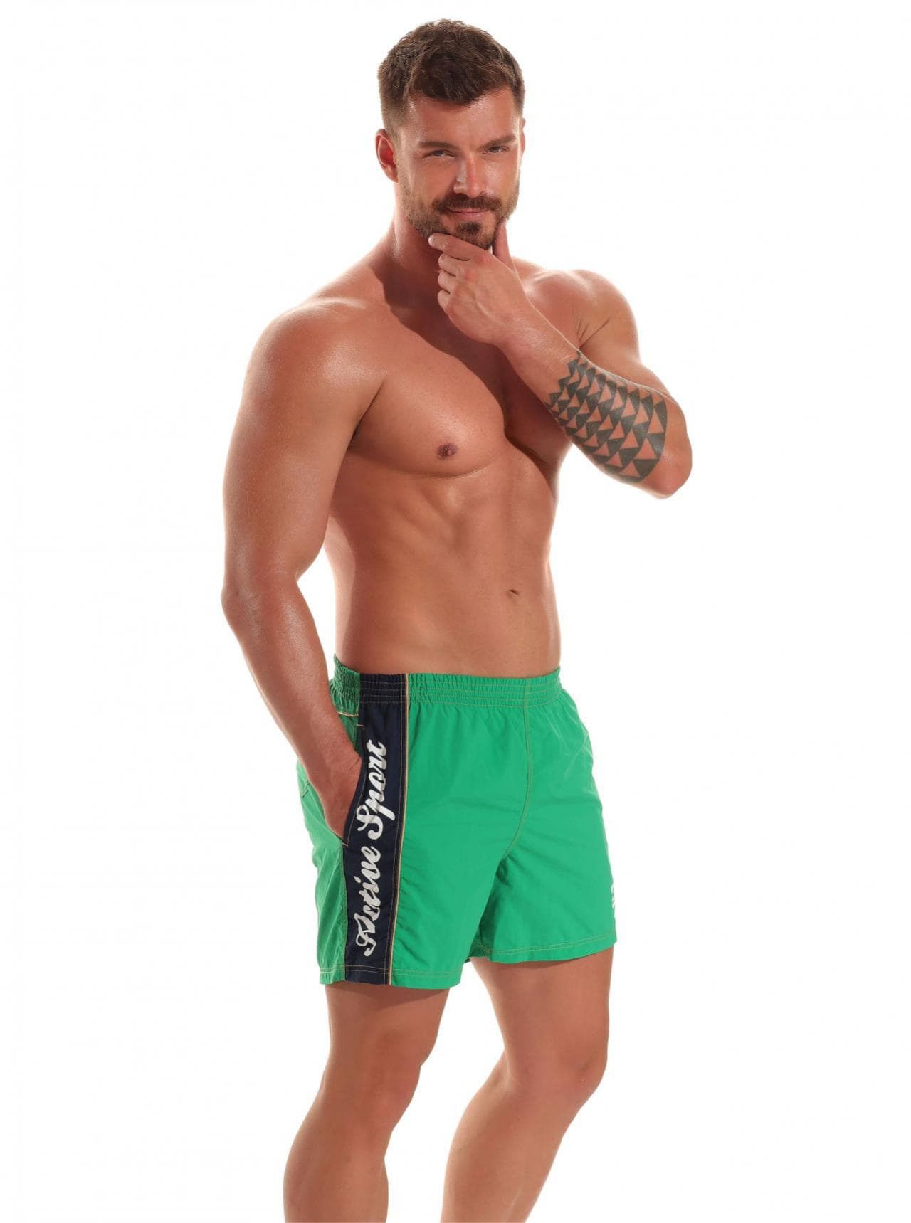 Шорты звездочка. Шорты для плавания Jolidon. Шорты ido (зеленый). Зелёные шорты мужские. Мужчина в зеленых шортах.